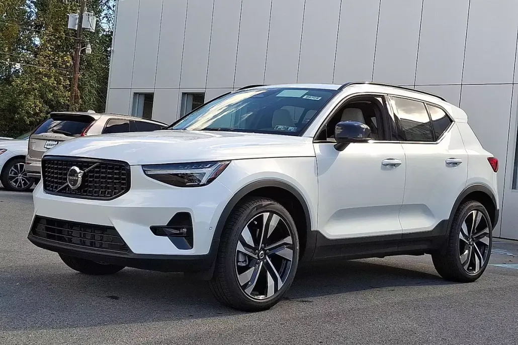 2026 Volvo XC40 photo 1