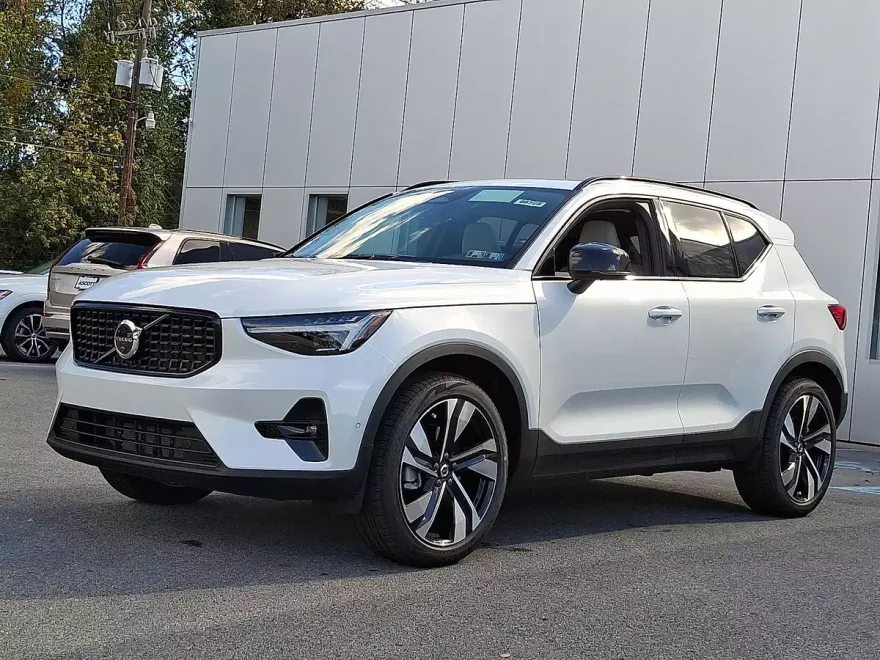2026 Volvo XC40 photo 1