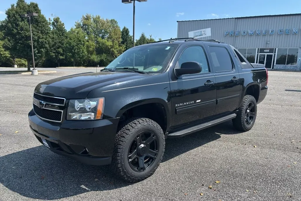 2012 Chevrolet Avalanche LT photo 1