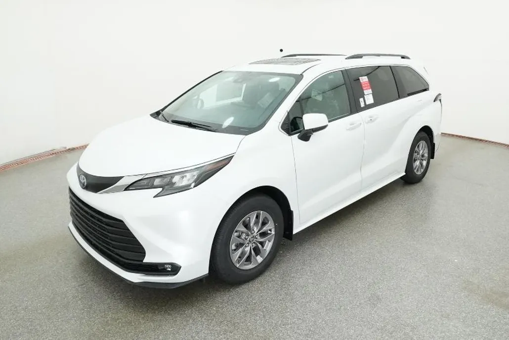2025 Toyota Sienna XLE photo 1