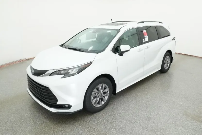 2025 Toyota Sienna XLE photo 1