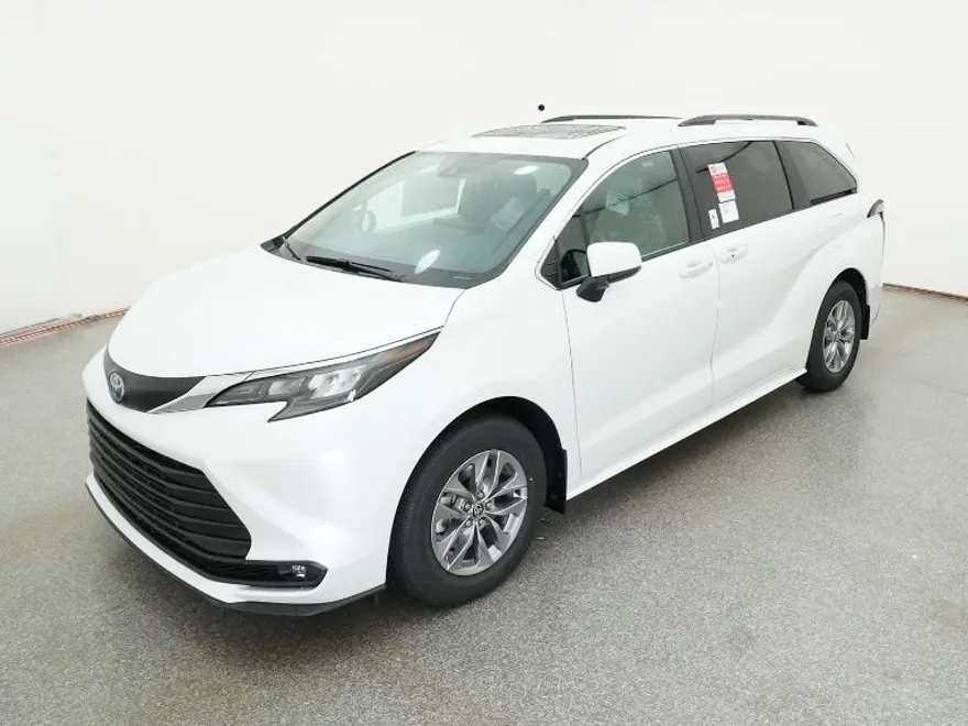 2025 Toyota Sienna XLE photo 1