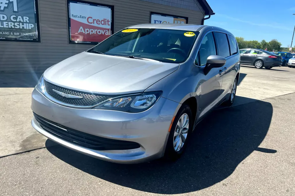 2017 Chrysler Pacifica Touring photo 1