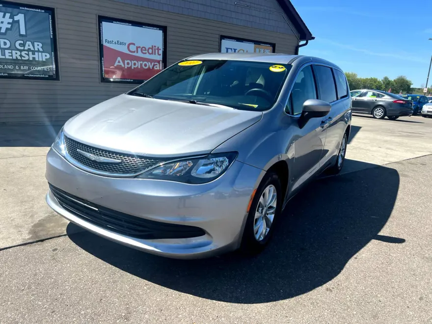 2017 Chrysler Pacifica Touring photo 1
