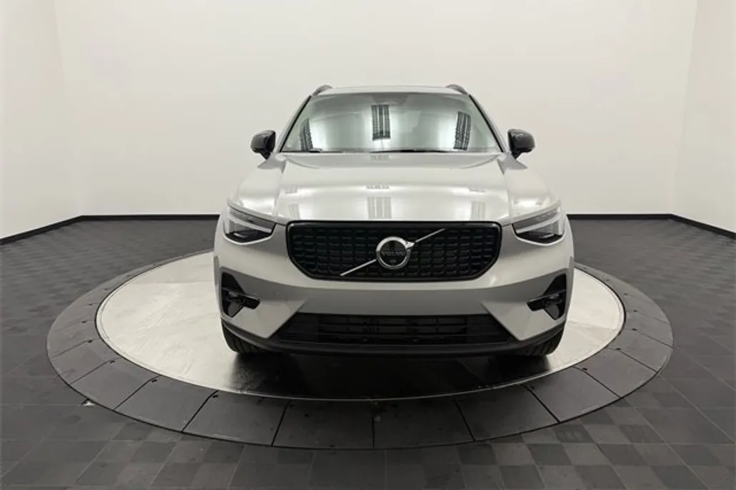 2025 Volvo XC40 Plus photo 1