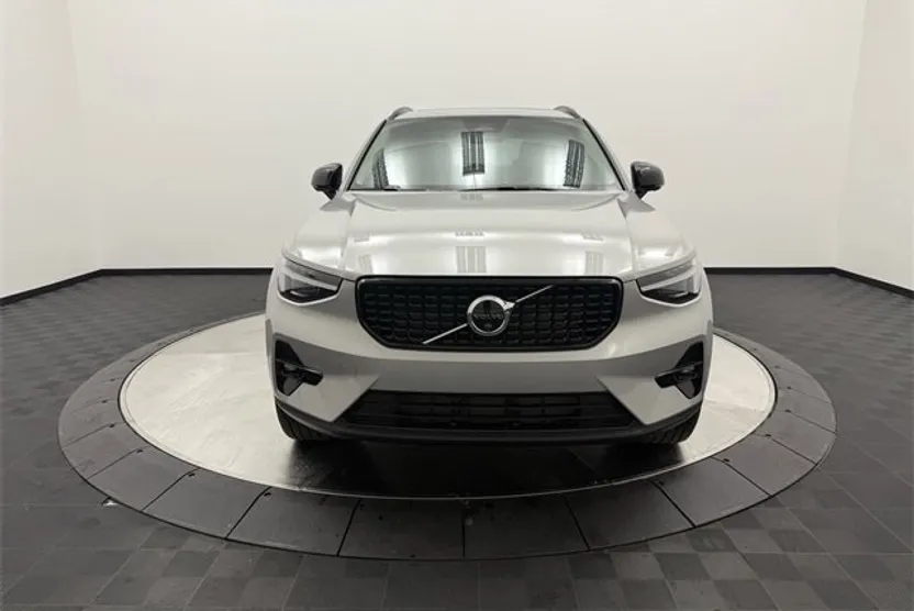 2025 Volvo XC40 Plus photo 1