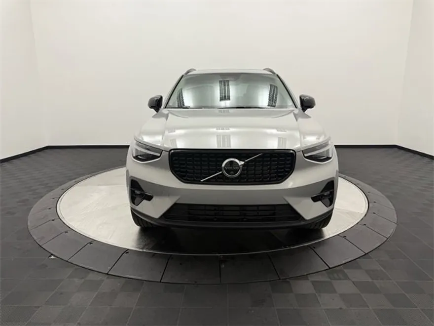 2025 Volvo XC40 Plus photo 1