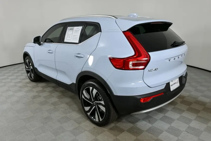 2024 Volvo XC40 Ultimate photo 1