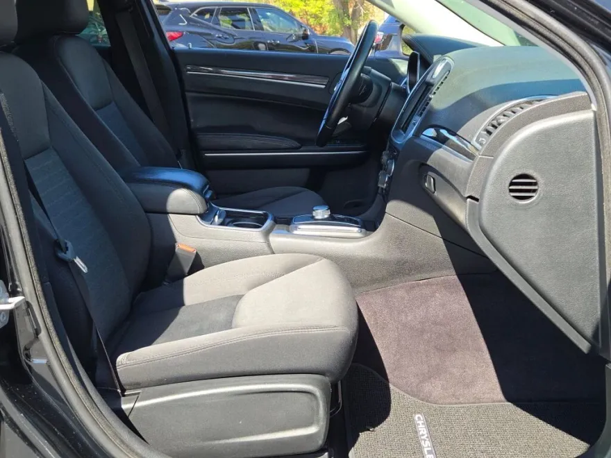 2018 Chrysler 300 Touring photo 1