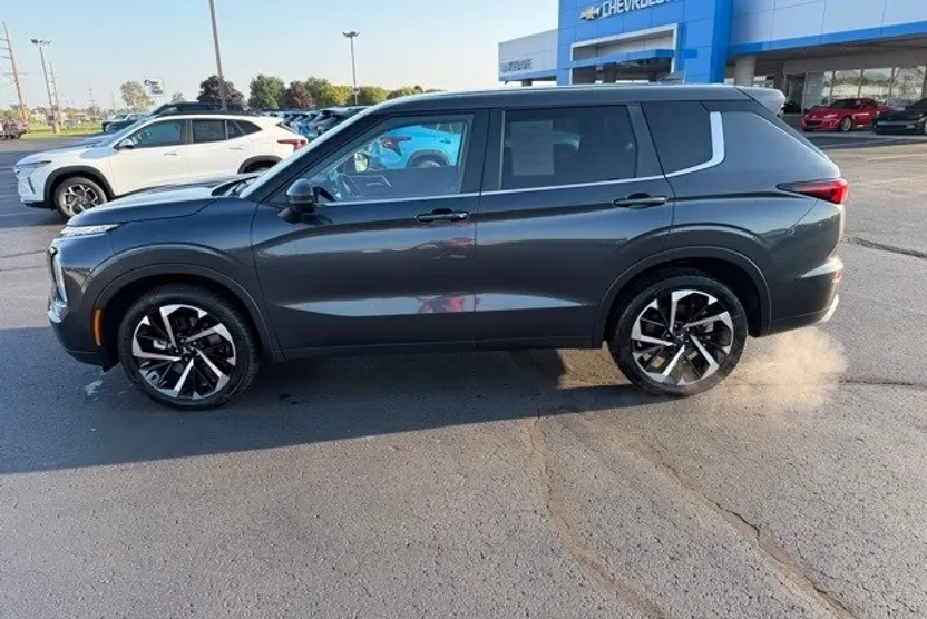 2024 Mitsubishi Outlander SE photo 1