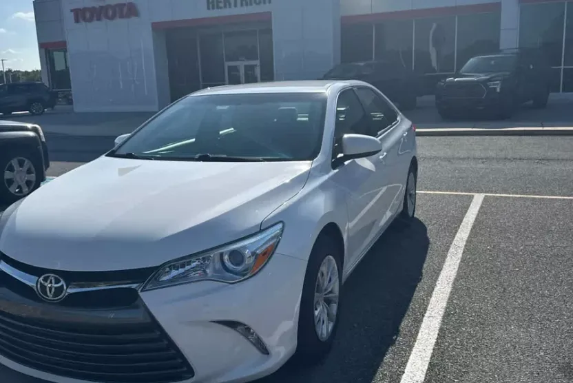 2015 Toyota Camry LE photo 1