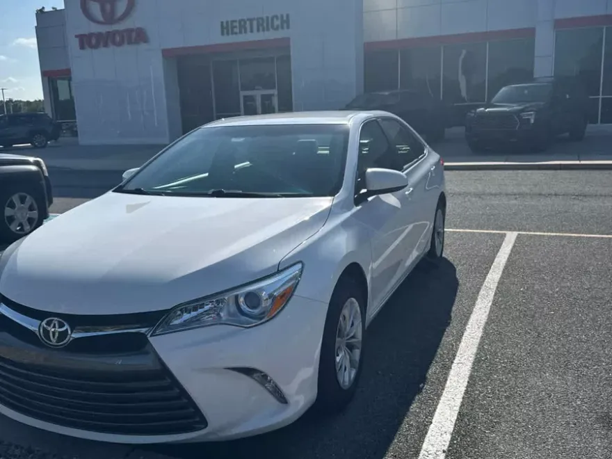 2015 Toyota Camry LE photo 1