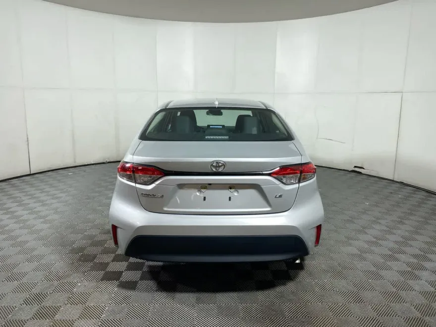 2024 Toyota Corolla LE photo 1