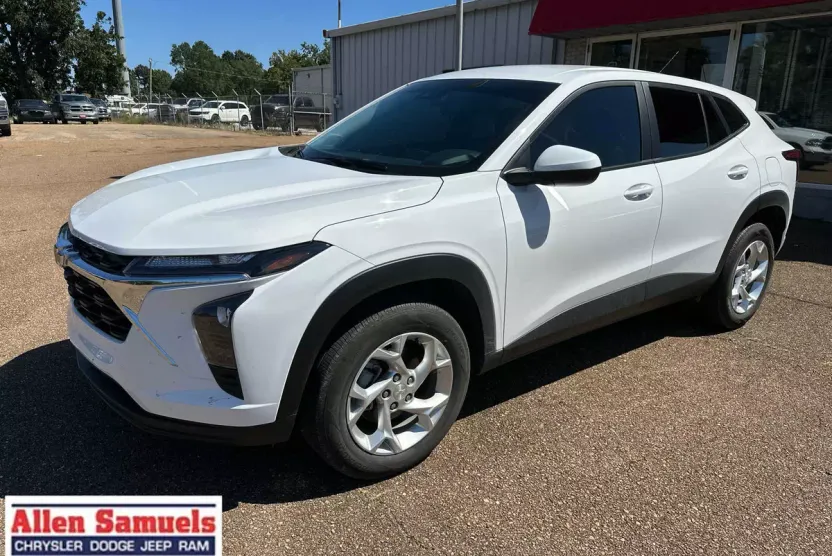 2025 Chevrolet Trax LS photo 1