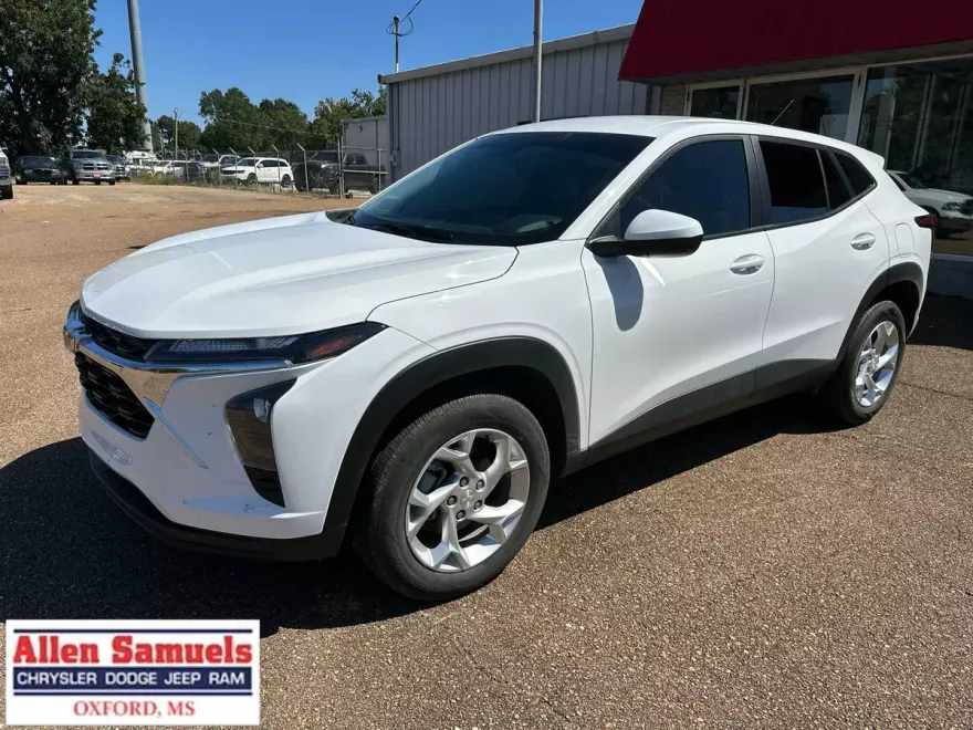 2025 Chevrolet Trax LS photo 1
