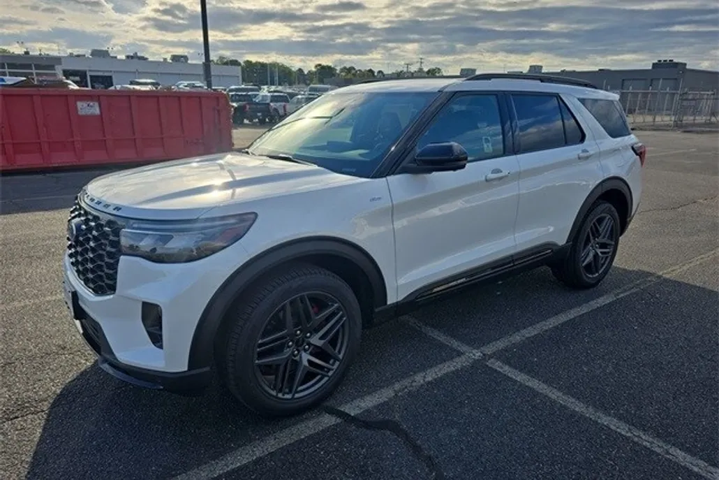 2025 Ford Explorer ST-Line photo 1