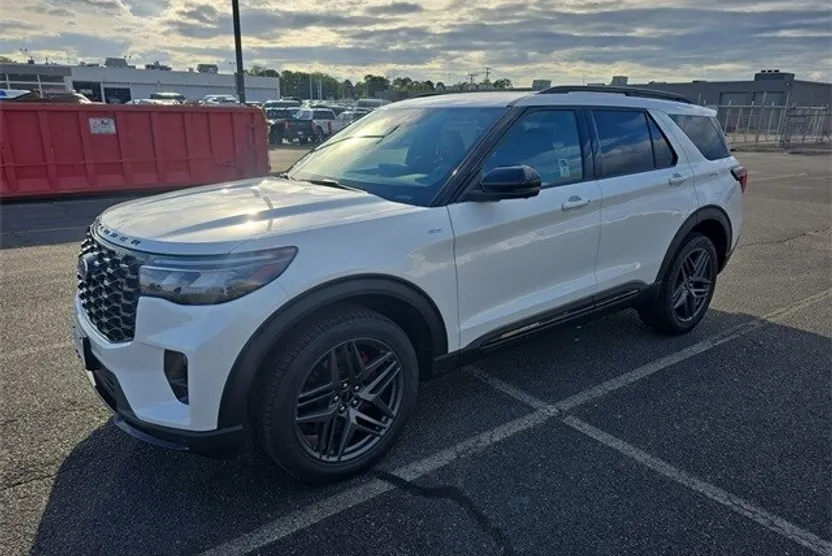 2025 Ford Explorer ST-Line photo 1