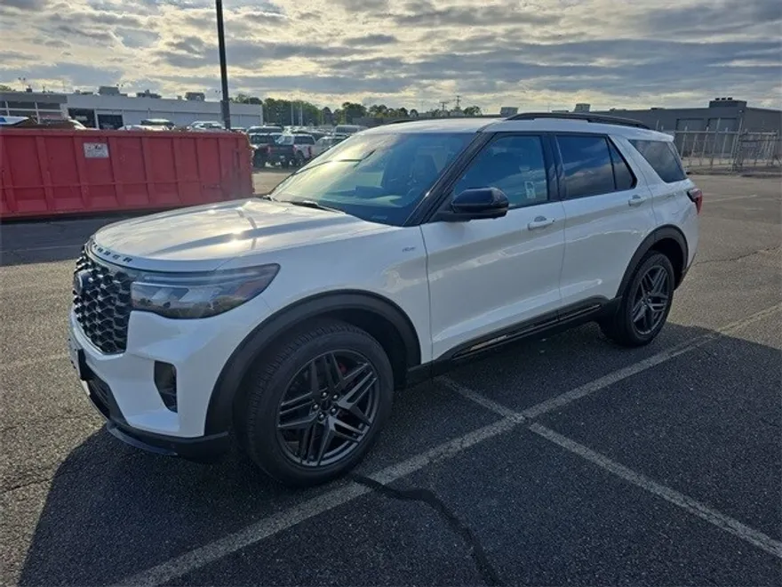 2025 Ford Explorer ST-Line photo 1