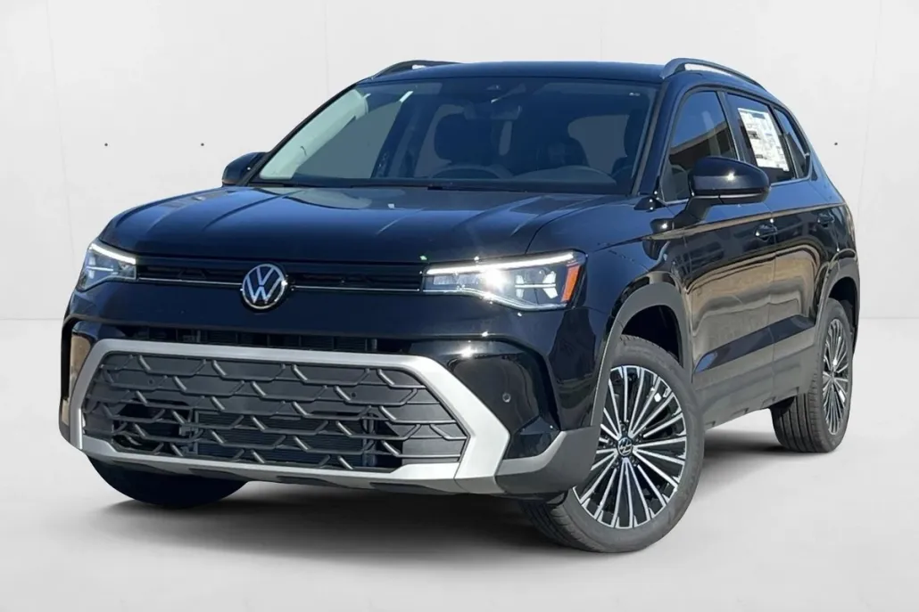 2025 Volkswagen Taos SE photo 1