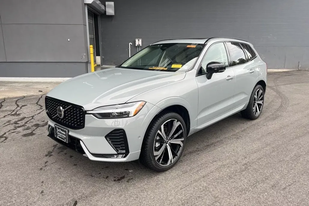 2025 Volvo XC60 B5 photo 1