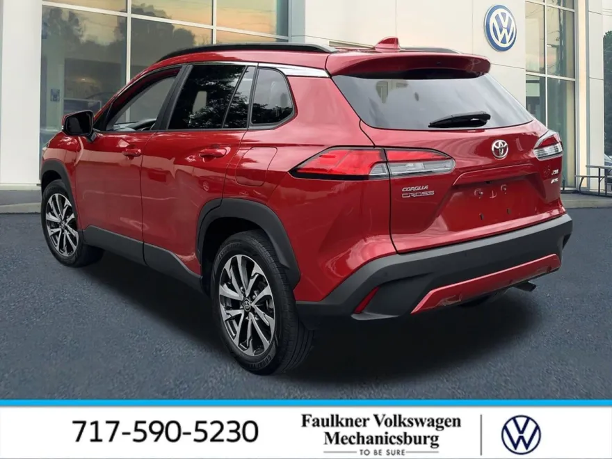 2022 Toyota Corolla Cross XLE photo 1