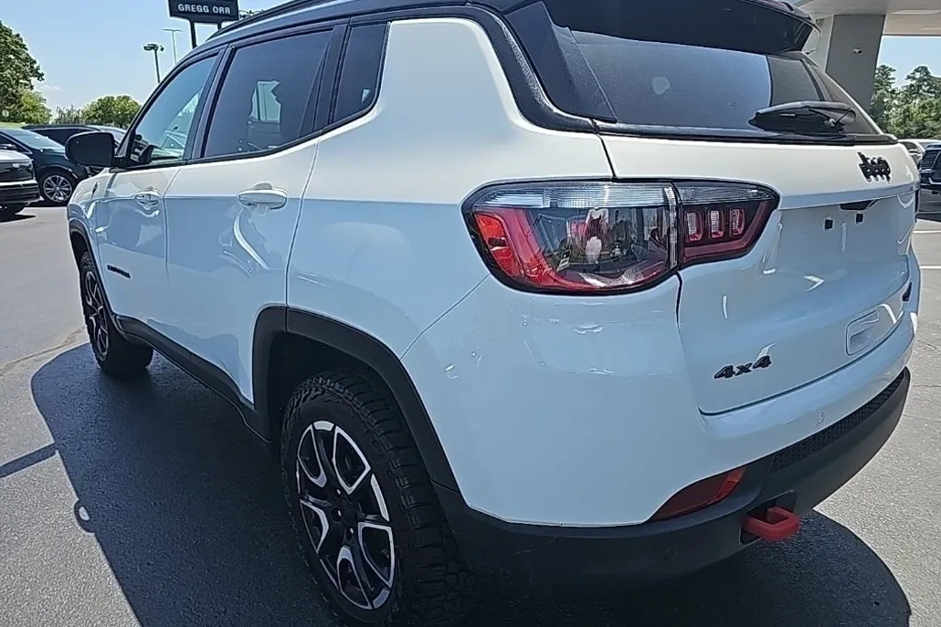 2024 Jeep Compass Trailhawk photo 1