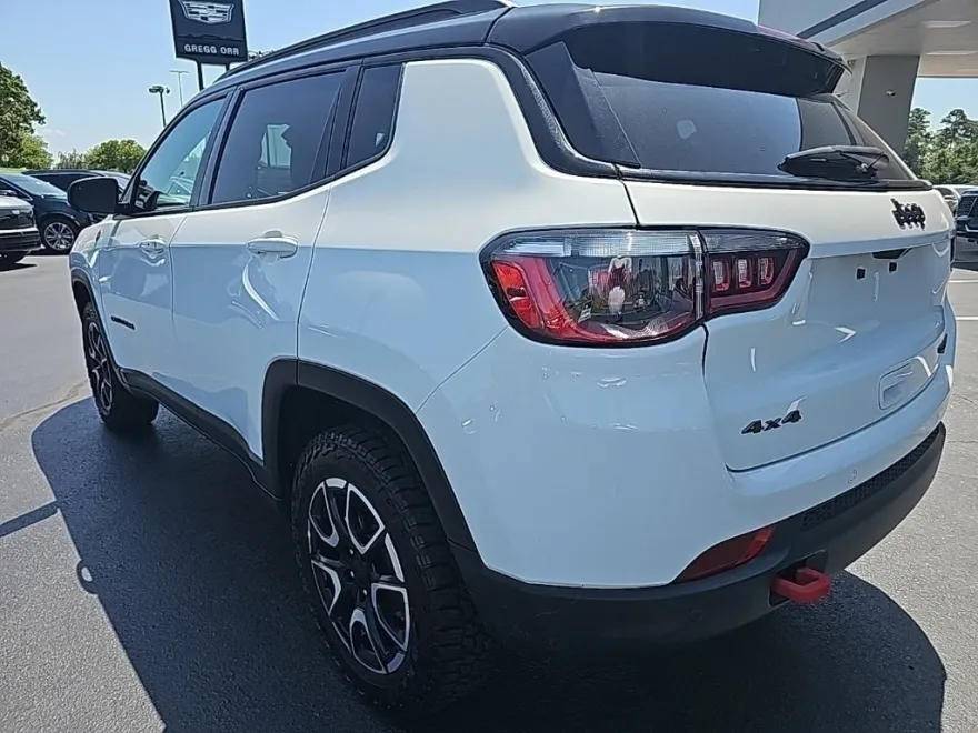 2024 Jeep Compass Trailhawk photo 1