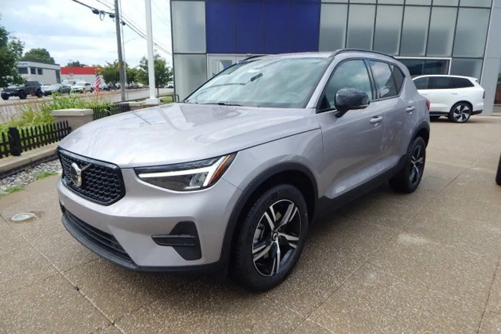 2026 Volvo XC40 Core photo 1