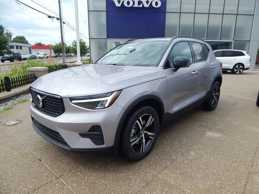 2026 Volvo XC40 Core photo 1