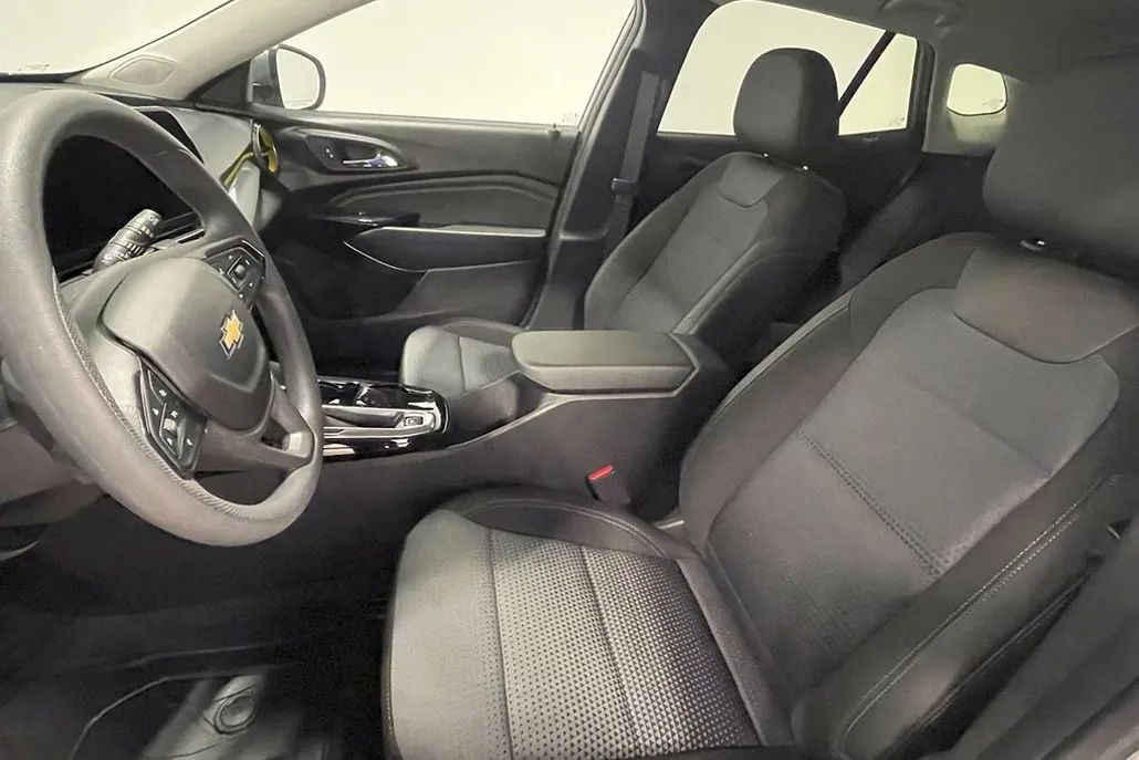2024 Chevrolet Trax LT photo 1