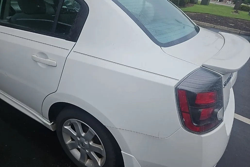 2010 Nissan Sentra 2.0 SR photo 1