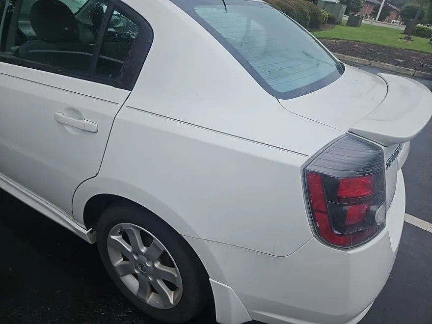 2010 Nissan Sentra 2.0 SR photo 1