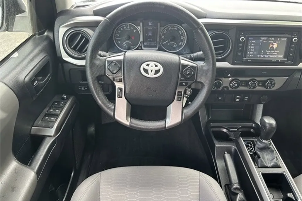 2018 Toyota Tacoma V6 4x4 photo 1