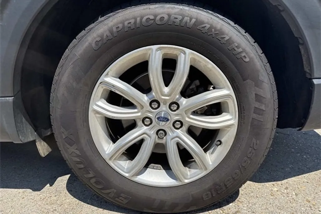2021 Ford Explorer Base photo 1