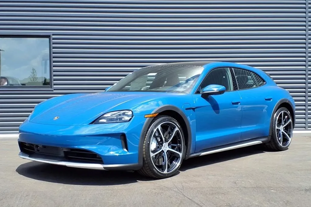 2025 Porsche Taycan 4 Cross Turismo photo 1