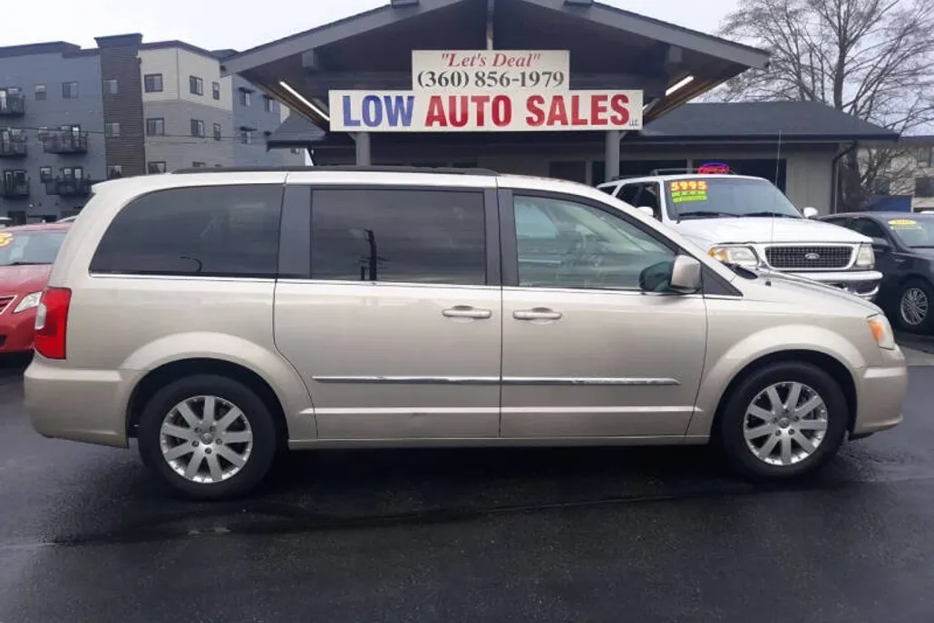 2014 Chrysler Town & Country Touring photo 1