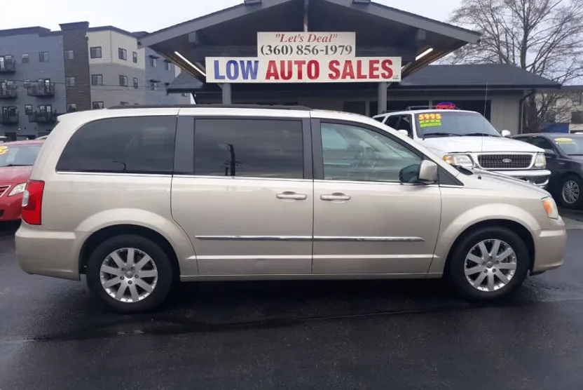2014 Chrysler Town & Country Touring photo 1