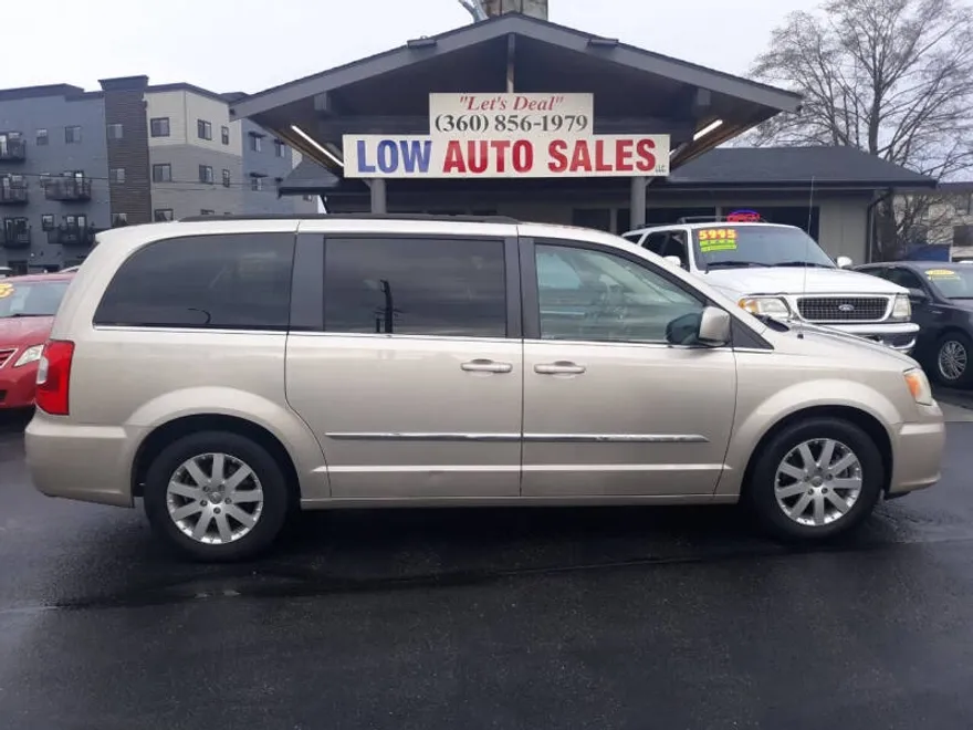 2014 Chrysler Town & Country Touring photo 1