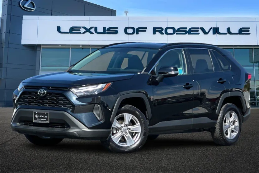 2022 Toyota RAV4 XLE photo 1