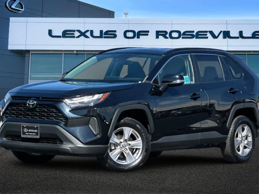 2022 Toyota RAV4 XLE photo 1