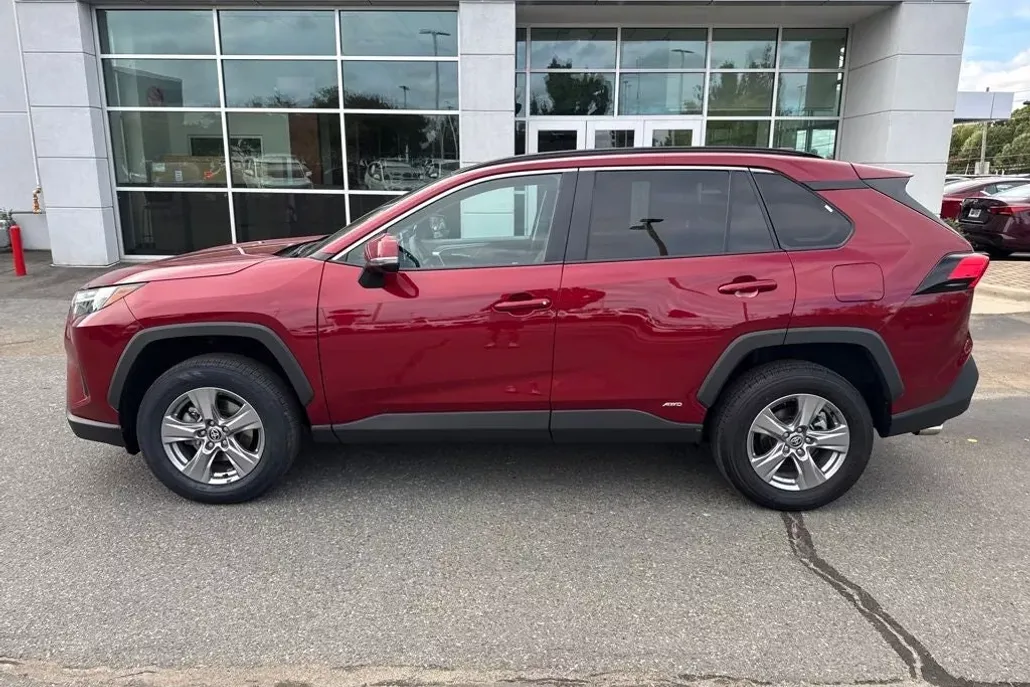 2024 Toyota RAV4 Hybrid XLE photo 1