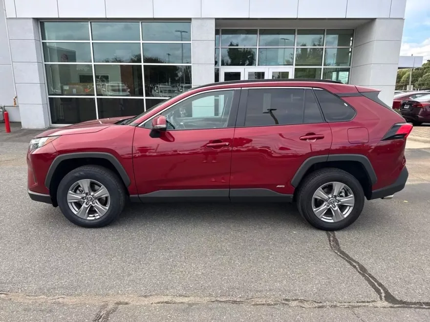 2024 Toyota RAV4 Hybrid XLE photo 1