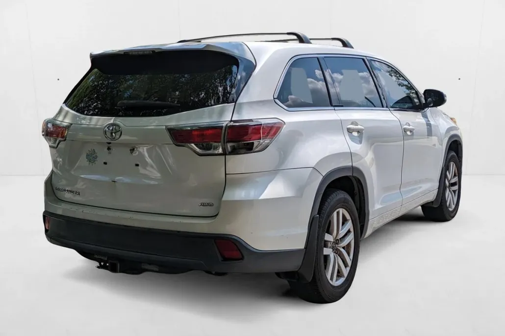 2016 Toyota Highlander LE photo 1