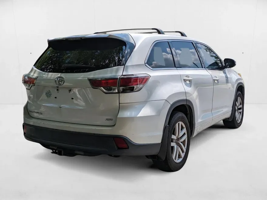 2016 Toyota Highlander LE photo 1