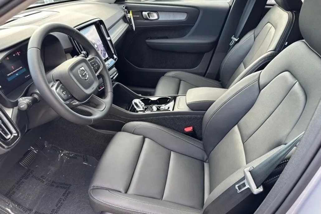 2025 Volvo XC40 photo 1