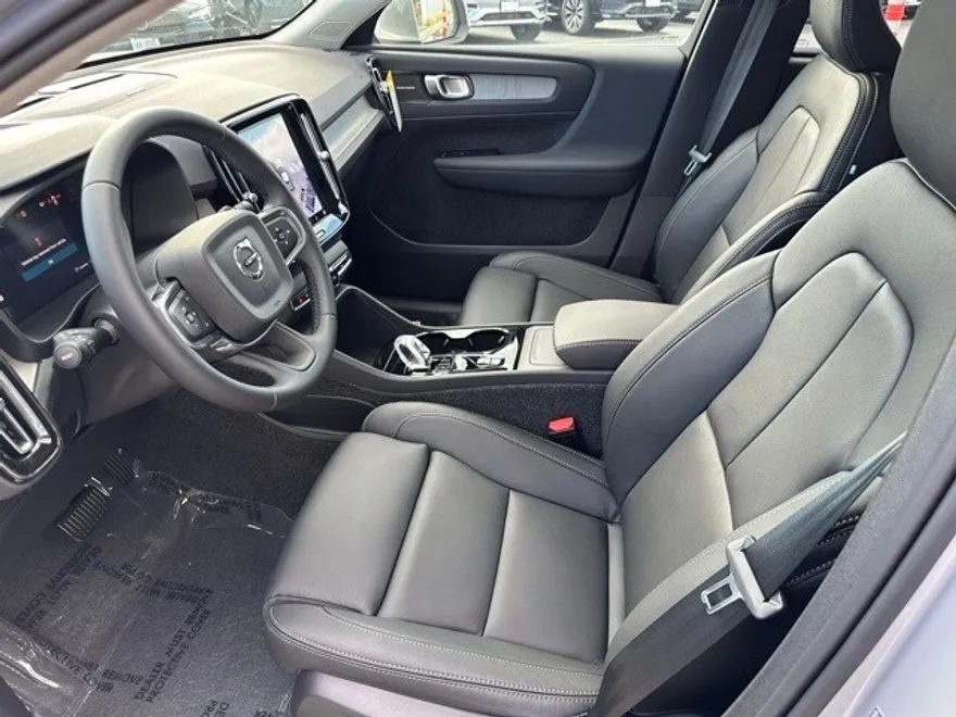 2025 Volvo XC40 photo 1