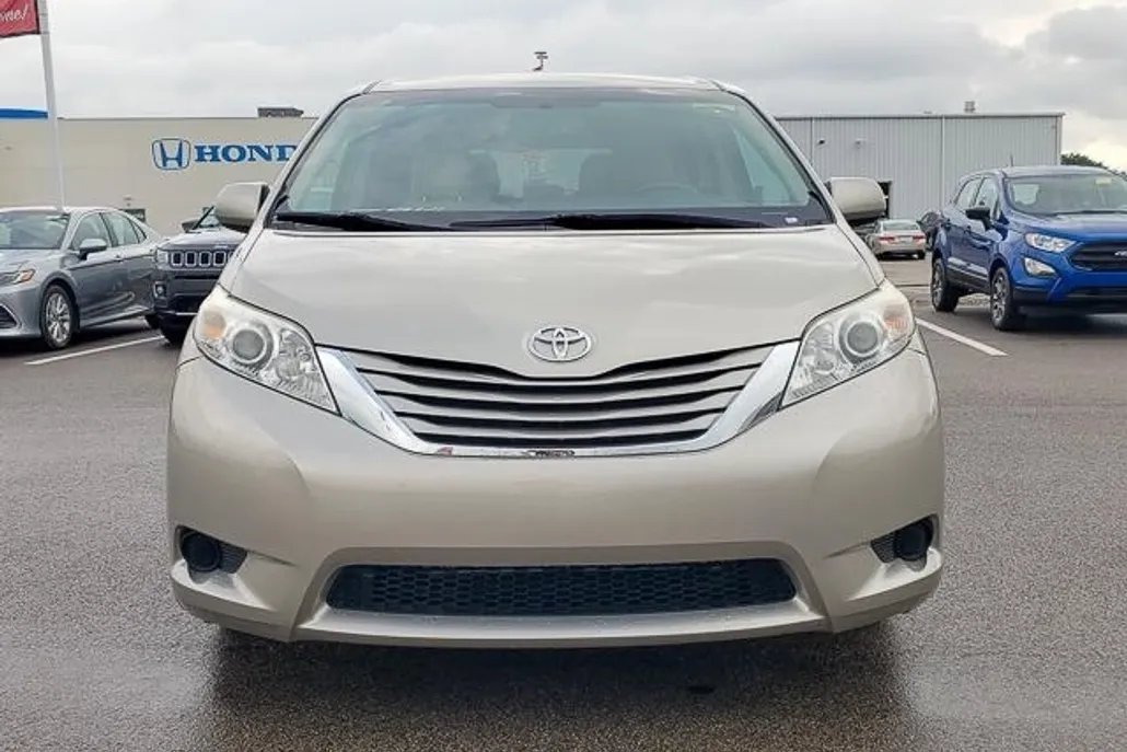 2017 Toyota Sienna LE photo 1