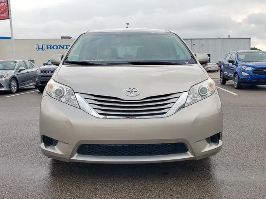 2017 Toyota Sienna LE photo 1