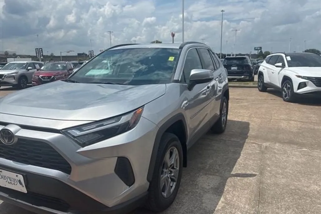 2022 Toyota RAV4 XLE photo 1