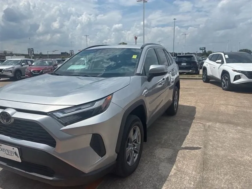 2022 Toyota RAV4 XLE photo 1